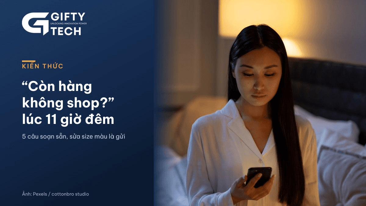 Ảnh minh họa: người phụ nữ ngồi trên giường dưới đèn ngủ, đọc tin nhắn lúc khuya (ảnh Pexels, cottonbro studio)