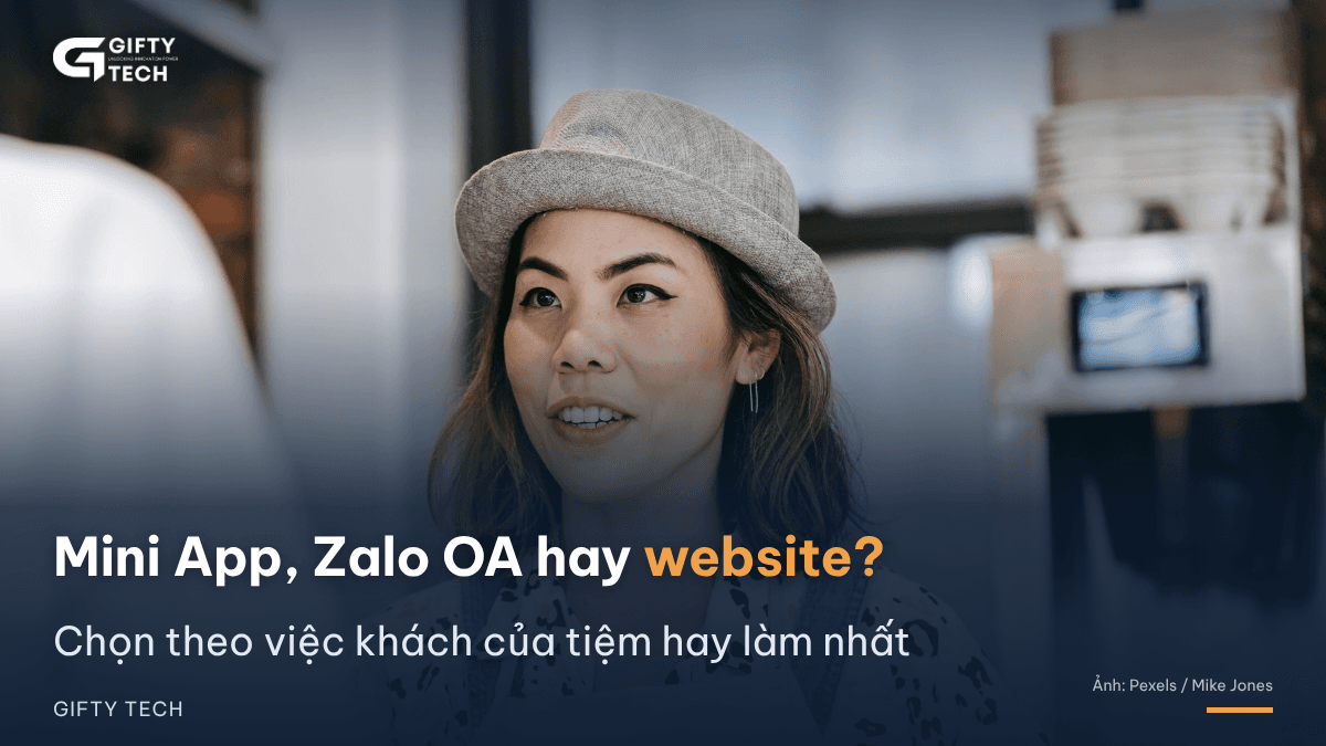 Ảnh bìa: dòng chữ "Mini App, Zalo OA hay website? Chọn theo việc khách của tiệm hay làm nhất" đặt trên ảnh minh họa một chị đeo tạp dề trong quán, mỉm cười nói chuyện với khách. Ảnh: Pexels / Mike Jones